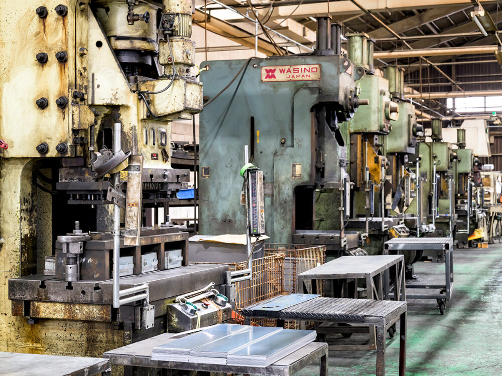 KOMATSU、 AMADA<br>150t　３台、110t　1台、80t　３台、60t　３台、45t　３台、