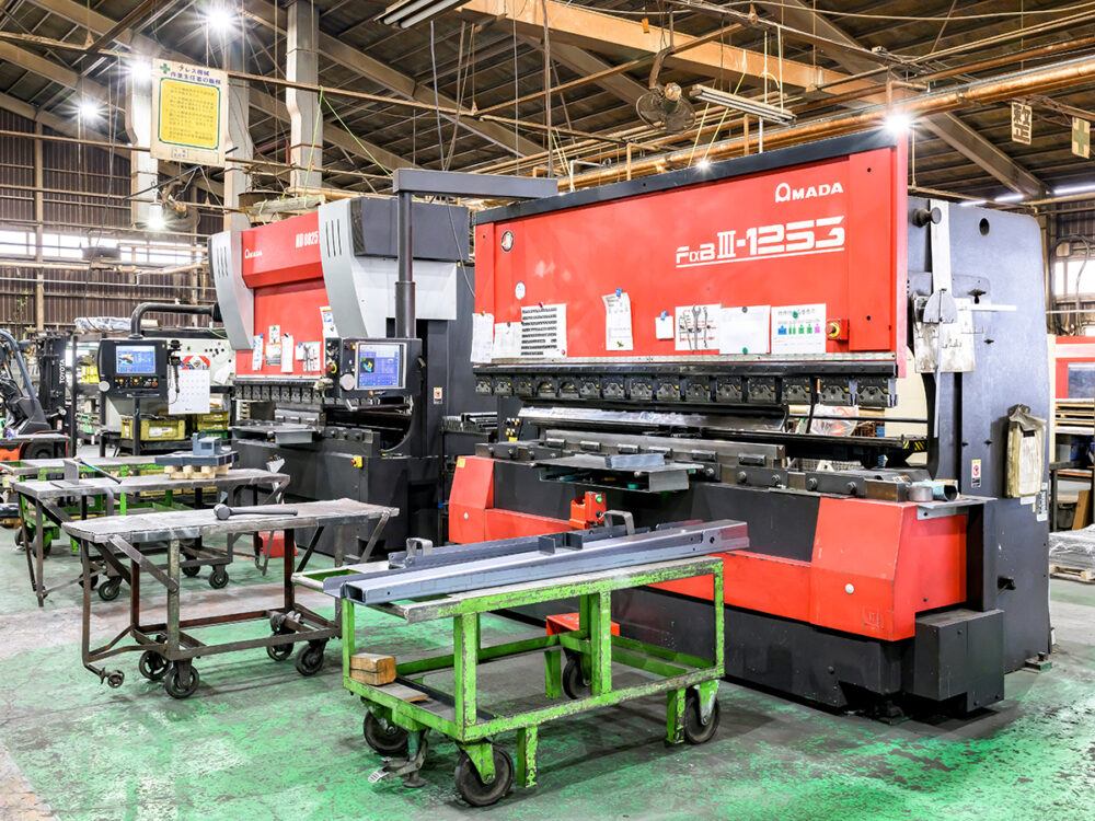 AMADA　125t　3m　2台<br>AMADA　80t　2.5m　2台<br>AMADA　25t　1.2m　1台